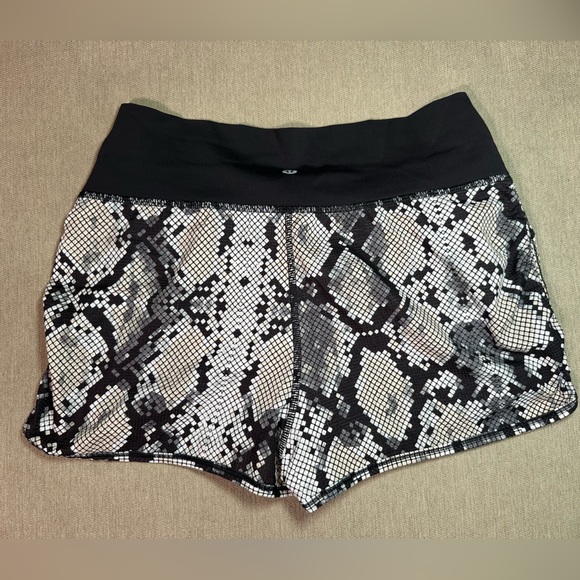 Lululemon Sunset Salutation shorts - Picture 3 of 7